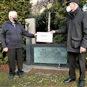 Předání šeku před pomníkem obětem 1. a 2. světové války z řad bratrů a sester TJ Sokol na Mělníce