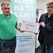 Symbolický šek vypsaný na 20 000 korun převzal od zástupce ČEZ Teplárenské  Milana Bláhy jeden ze zakladatelů a místopředsedů spolku DIApozitiv Aleš Leibl.