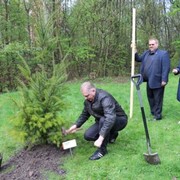 Instalaci cedulky zástupcem společnosti ČEZ Teplárenská přihlíží místostarostka města Naděžda Kubalová s tajemníkem města Radomírem Matuškem. 