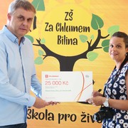 Symbolický šek ve výši 25 000 korun převzala z rukou Milana Bláhy, zástupce ČEZ Teplárenské, ředitelka ZŠ Za Chlumem v Bílině Barbora Schneiderová. Jak dokazuje fotoaparát, škola si již za celou částku pořídila pomůcky pro výuku Digitální technologie a Informatiky.