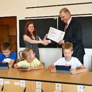 Marek Kostial ze společnosti ČEZ Teplárenská a ředitelka ZŠ Bezručova Barbora Sovová