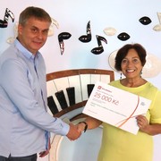 Symbolický šek ve výši 25 000 korun převzala z rukou Milana Bláhy, zástupce ČEZ Teplárenské, ředitelka Základní školy s rozšířenou výukou hudební výchovy v Teplicích Naděžda Köhlerová. 