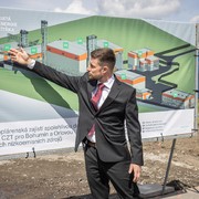 Radim Seidler, technický a investiční ředitel ČEZ Teplárenská, představuje vizualizaci záměrů, které ČEZ Teplárenská v Dětmarovicích chystá.