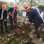 Primátor Ústí nad Labem Petr Nedvědický; hejtman Ústeckého kraje Richard Brabec; generální ředitel ČEZ ESCO a předseda dozorčí rady ČEZ Teplárenská Kamil Čermák; jednatel Tepelného hospodářství města Ústí nad Labem Karel Sajvera a generální ředitel ČEZ Teplárenská Rostislav Díža byli hlavní protagonisté tiskové konference na téma ČEZ a THMÚ ve spolupráci s Ústím nad Labem zajistí dodávky tepla pro obyvatele na další desítky let. První zdroje se už staví. Každý o něm hovořil z úhlu svého pohledu. Společně pak symbolicky zahájili výkopové práce ve střekovské Purkyňově ulici na trase jednoho z plynovodů