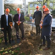 Primátor Ústí nad Labem Petr Nedvědický; hejtman Ústeckého kraje Richard Brabec; generální ředitel ČEZ ESCO a předseda dozorčí rady ČEZ Teplárenská Kamil Čermák; jednatel Tepelného hospodářství města Ústí nad Labem Karel Sajvera a generální ředitel ČEZ Teplárenská Rostislav Díža byli hlavní protagonisté tiskové konference na téma ČEZ a THMÚ ve spolupráci s Ústím nad Labem zajistí dodávky tepla pro obyvatele na další desítky let. První zdroje se už staví. Každý o něm hovořil z úhlu svého pohledu. Společně pak symbolicky zahájili výkopové práce ve střekovské Purkyňově ulici na trase jednoho z plynovodů